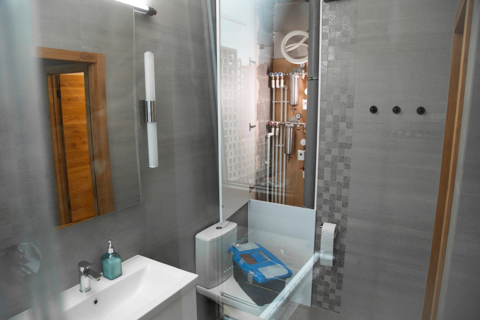 Proyecto de reforma completa de baño. Muestra la nueva distribución, sanitarios, iluminación y alicatado.